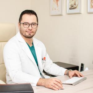 Dr. Víctor Adrián López López - Traumatólogo y Ortopedista